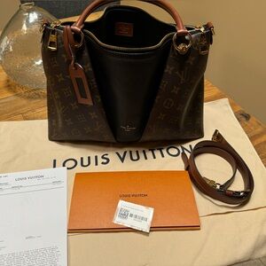 Louis Vuitton V Tote MM